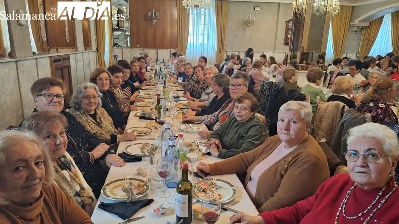 Foto 3 - M&aacute;s de un centenar de mujeres celebran la tradicional comida de Navidad en Alba de Tormes