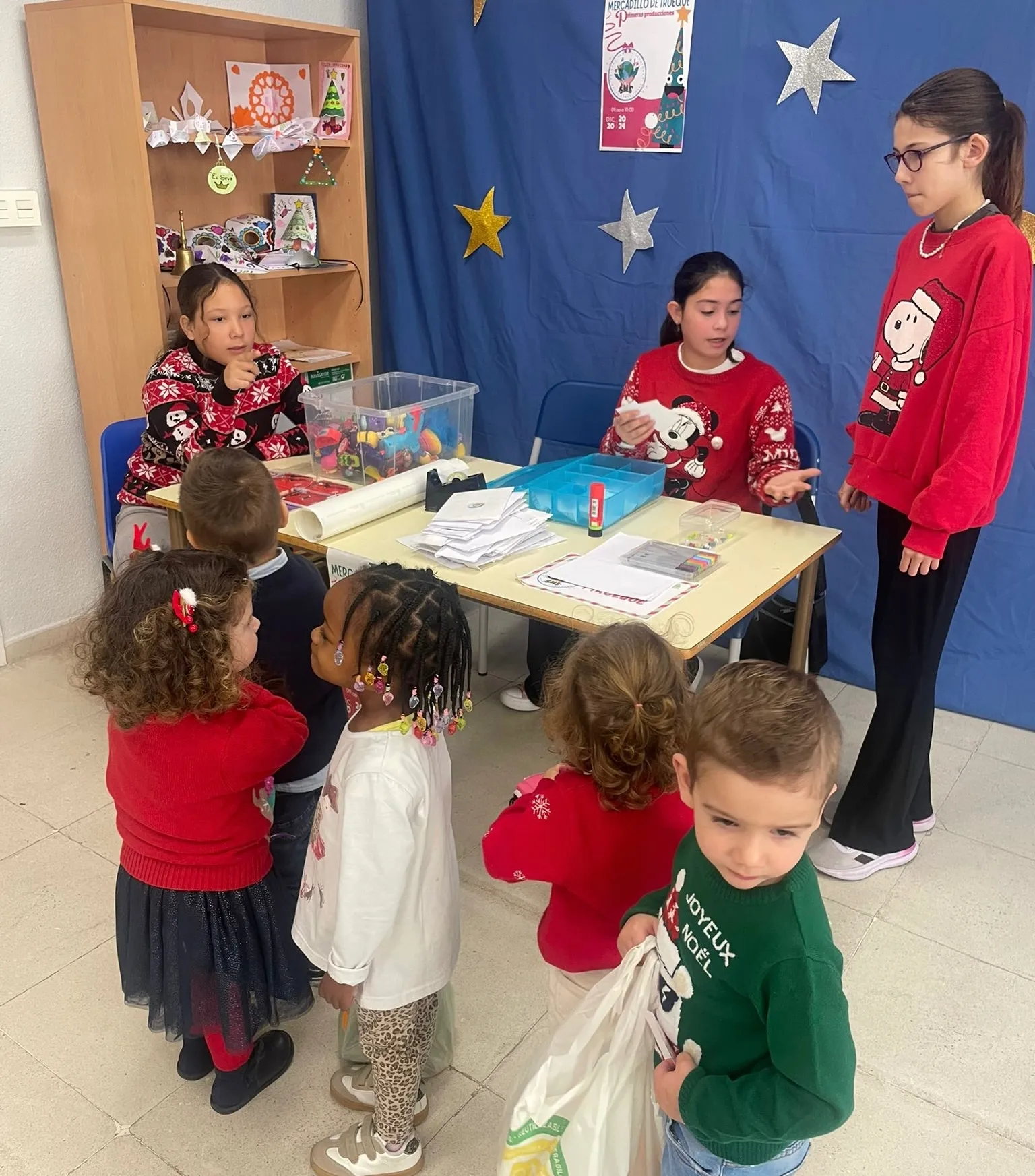 Foto 2 - El CEIP Severiano Montero se convierte en un gran mercado navide&ntilde;o y de trueque con productos sostenibles