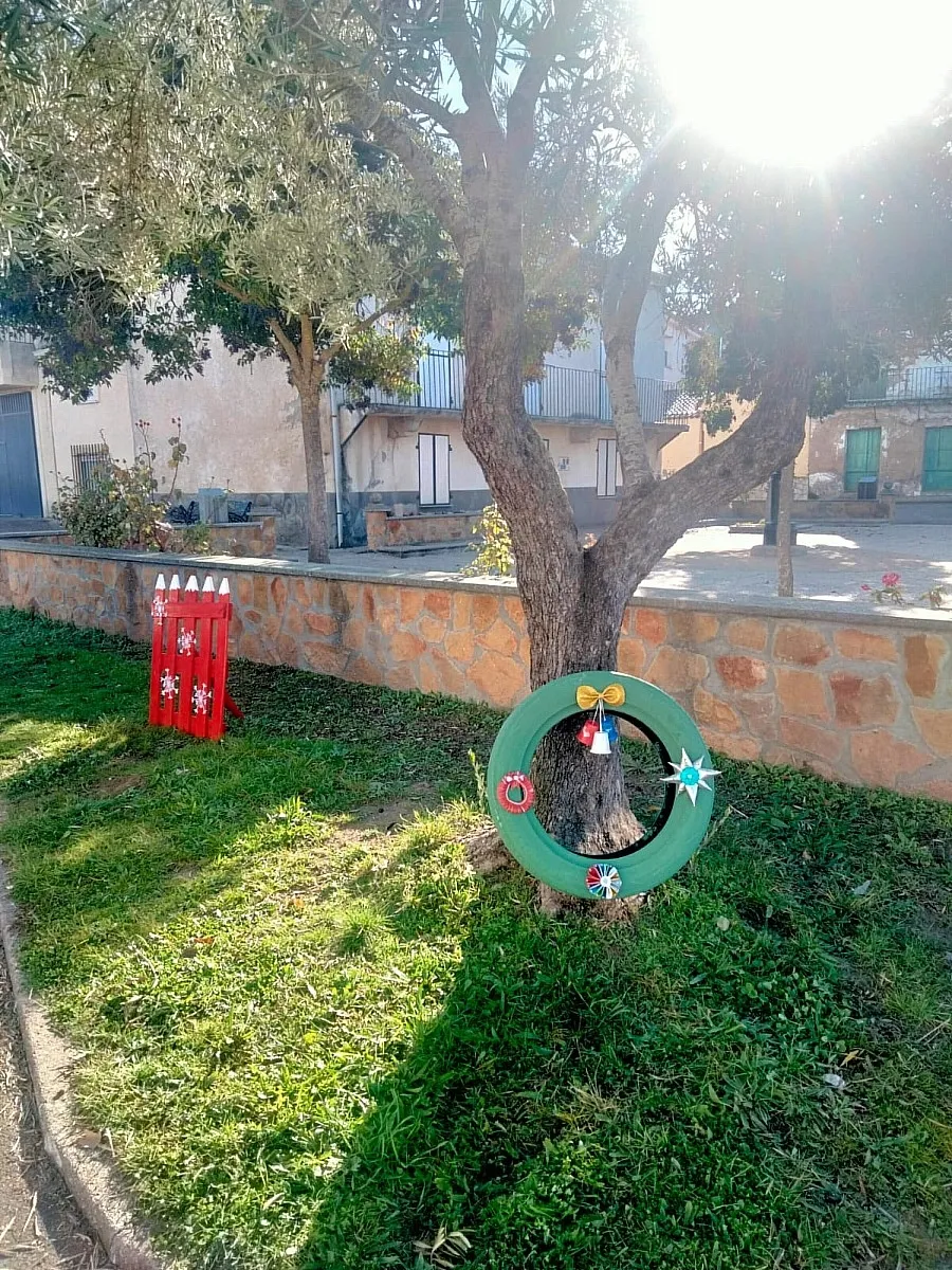 Foto 11 - Vecinos de El Bod&oacute;n adornan calles y plazas para recibir la Navidad