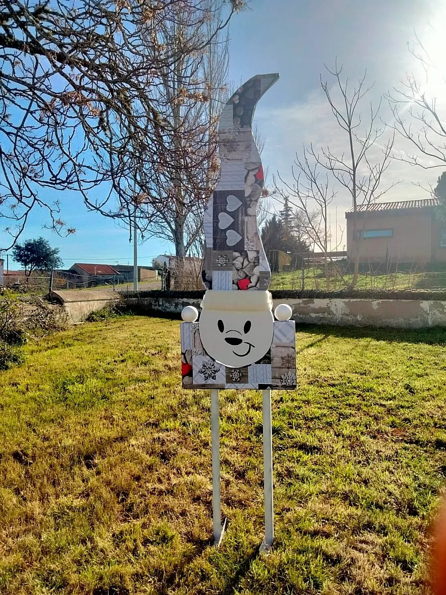 Foto 8 - Vecinos de El Bod&oacute;n adornan calles y plazas para recibir la Navidad