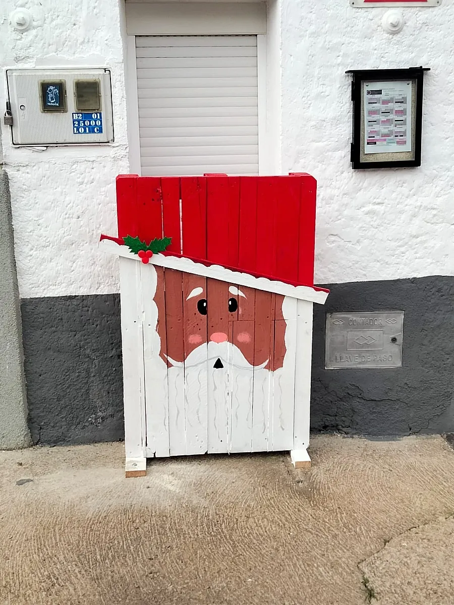 Foto 6 - Vecinos de El Bod&oacute;n adornan calles y plazas para recibir la Navidad