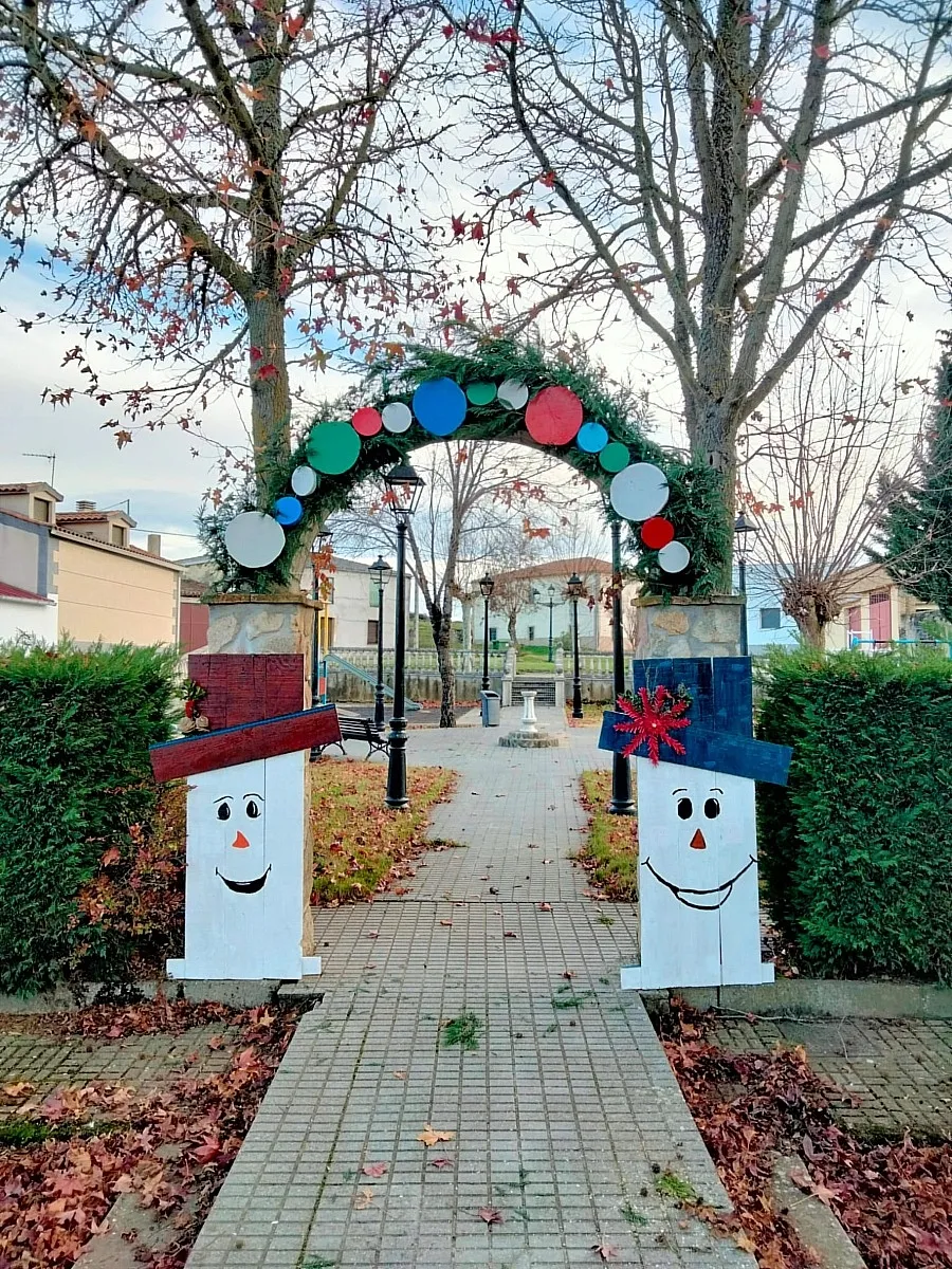 Foto 5 - Vecinos de El Bod&oacute;n adornan calles y plazas para recibir la Navidad