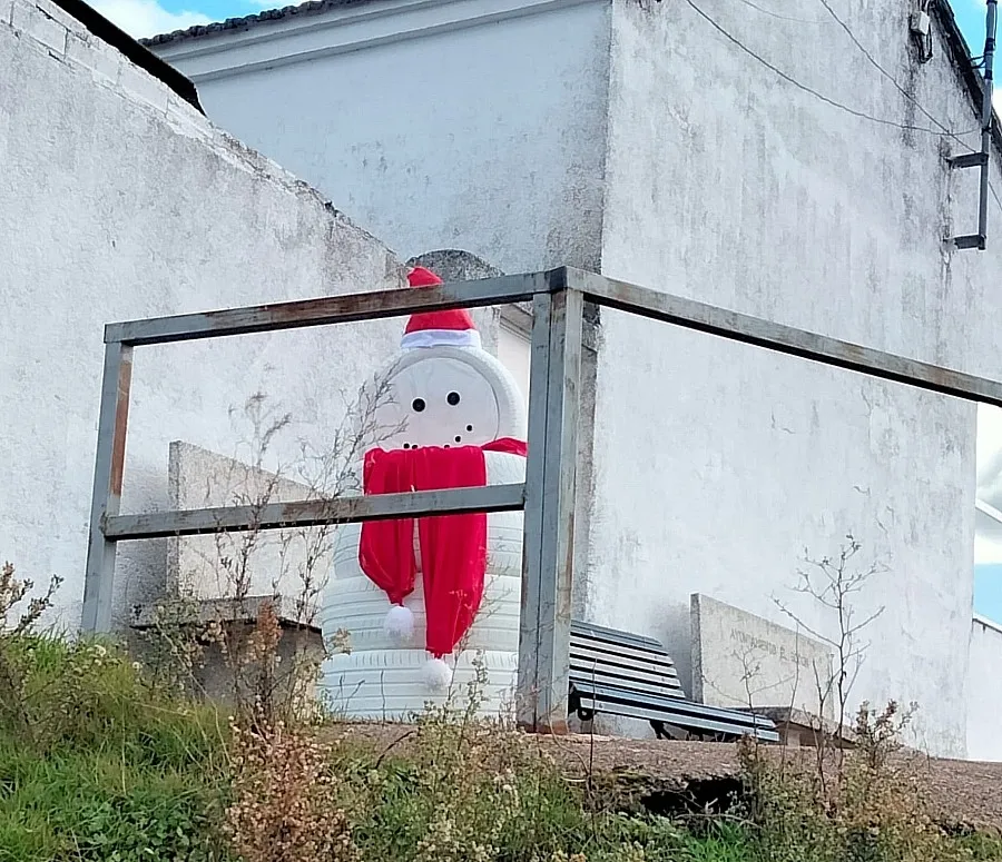 Foto 2 - Vecinos de El Bod&oacute;n adornan calles y plazas para recibir la Navidad