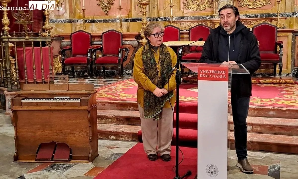 La vicerrectora de Cultura y Patrimonio de la USAL, Matilde Olarte, y el director de Actividades Culturales, Javier Panera, en la presentación de los armonios restaurados. Foto de Víctor Jiménez