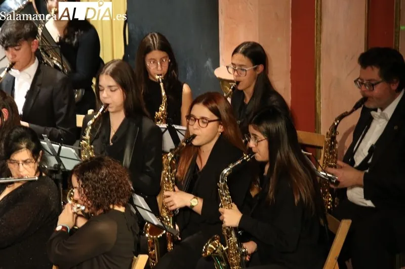 Foto 3 - Concierto navide&ntilde;o y ben&eacute;fico de la Banda de M&uacute;sica de Alba a favor de la Banda de Massanassa