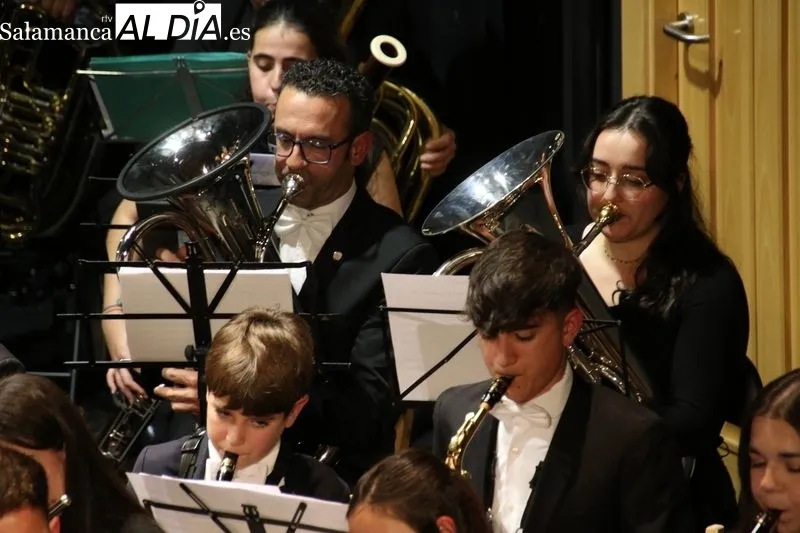 Foto 2 - Concierto navide&ntilde;o y ben&eacute;fico de la Banda de M&uacute;sica de Alba a favor de la Banda de Massanassa