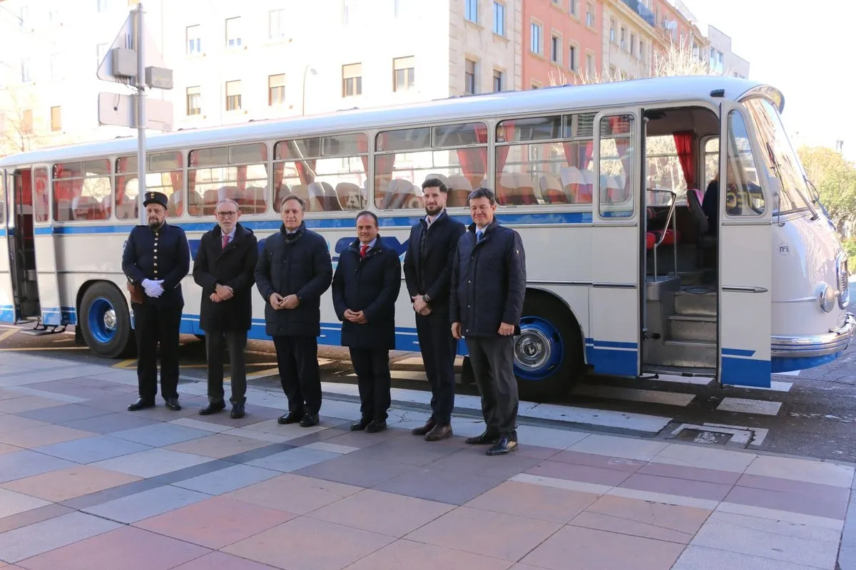 Para celebrar esta efeméride, un autobús histórico de los años 70 recorrió la primera ruta del servicio, desde Tejares hasta el paseo de la Estación,