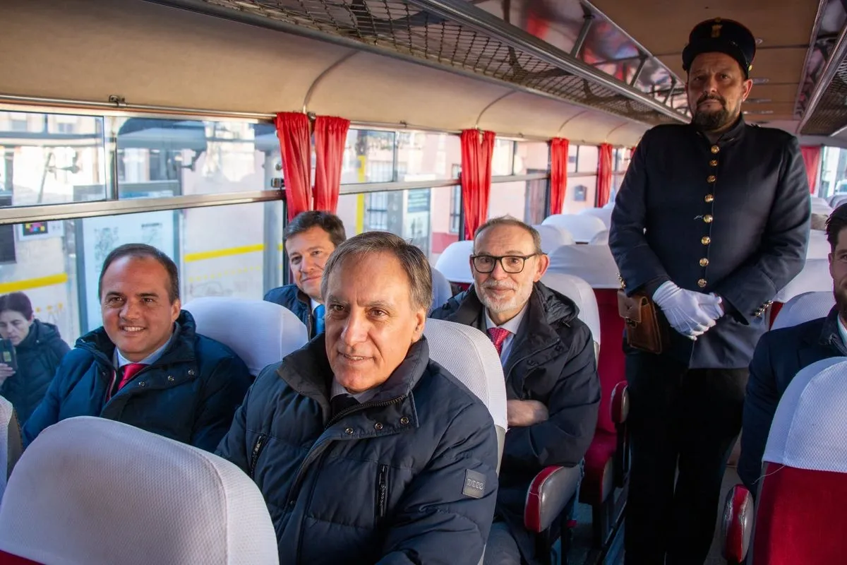Para celebrar esta efeméride, un autobús histórico de los años 70 recorrió la primera ruta del servicio, desde Tejares hasta el paseo de la Estación,