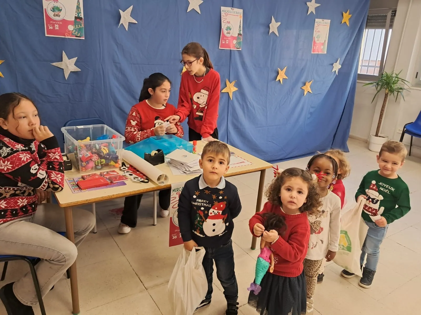 Foto 4 - El CEIP Severiano Montero se convierte en un gran mercado navide&ntilde;o y de trueque con productos sostenibles
