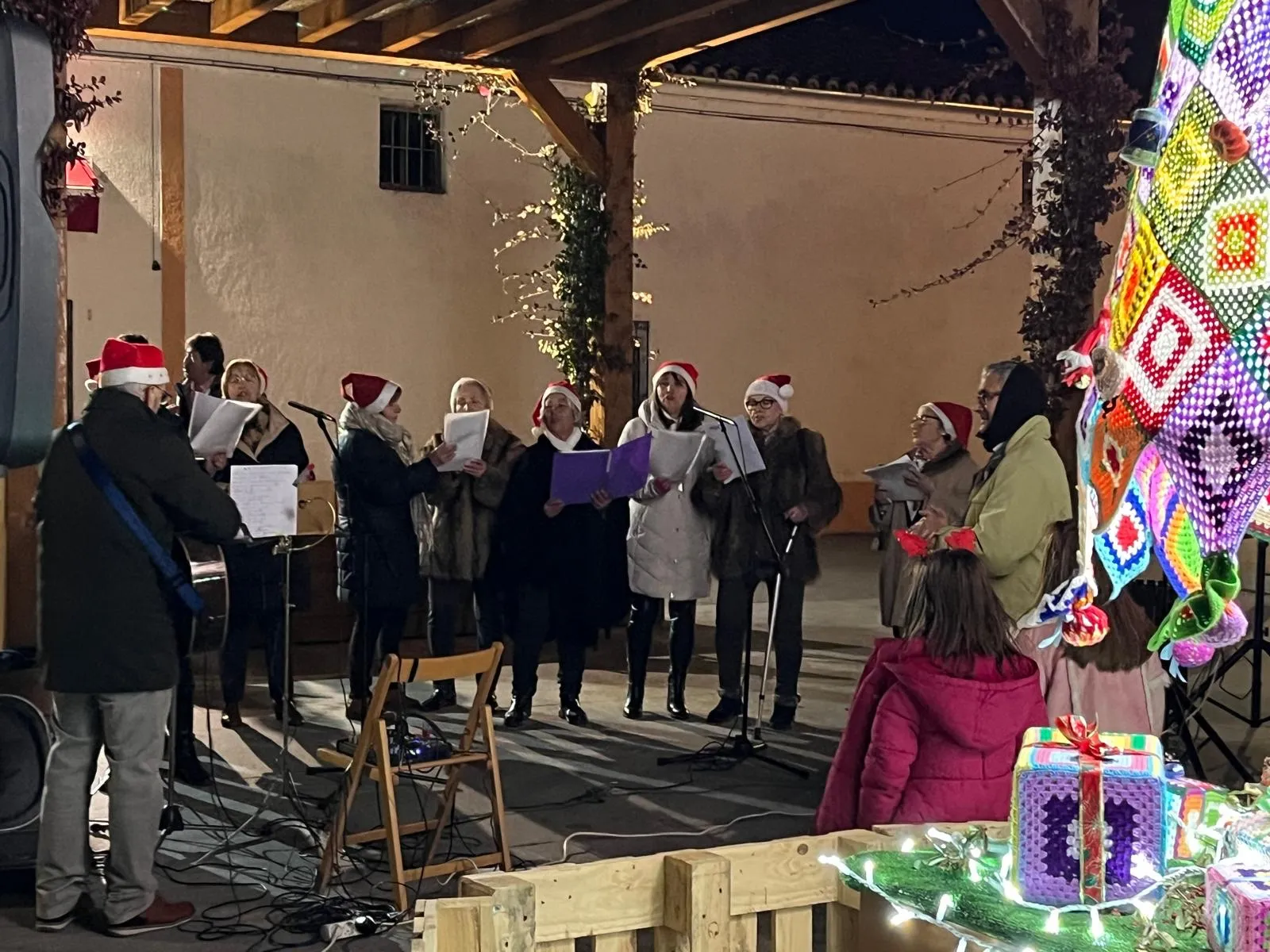 Mancera de Abajo recibe la Navidad reunida junto a su árbol de ganchillo
