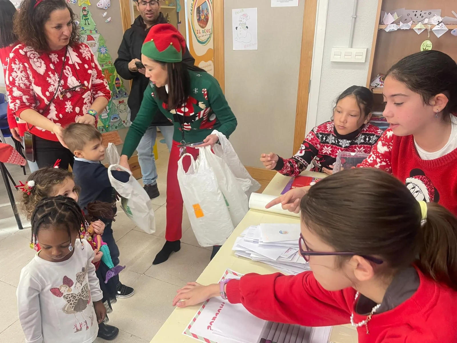 Foto 3 - El CEIP Severiano Montero se convierte en un gran mercado navide&ntilde;o y de trueque con productos sostenibles