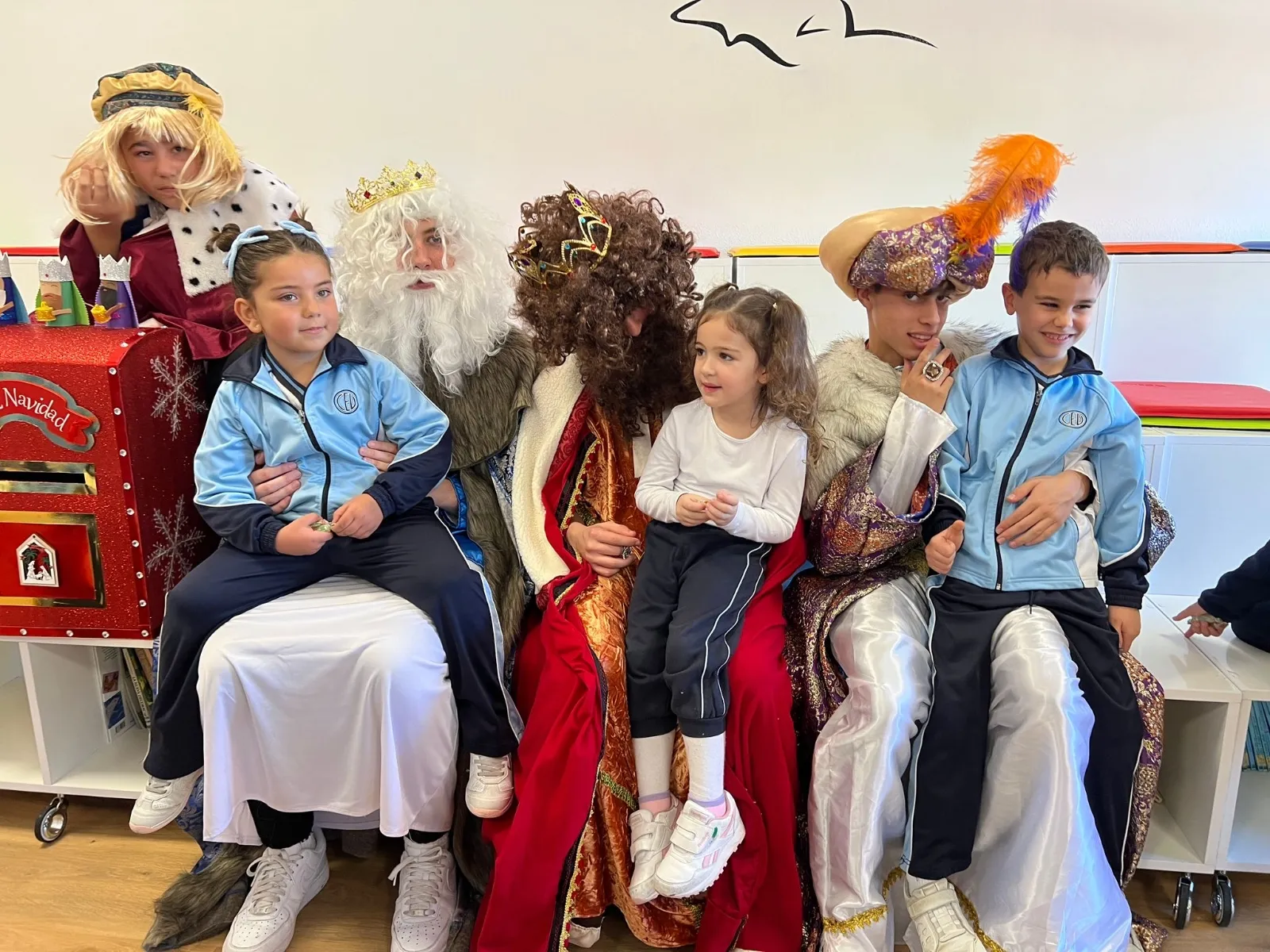 Foto 8 - Chocolatada y la sorprendente visita de los Reyes Magos dan la bienvenida a la Navidad en el Colegio La Encarnaci&oacute;n