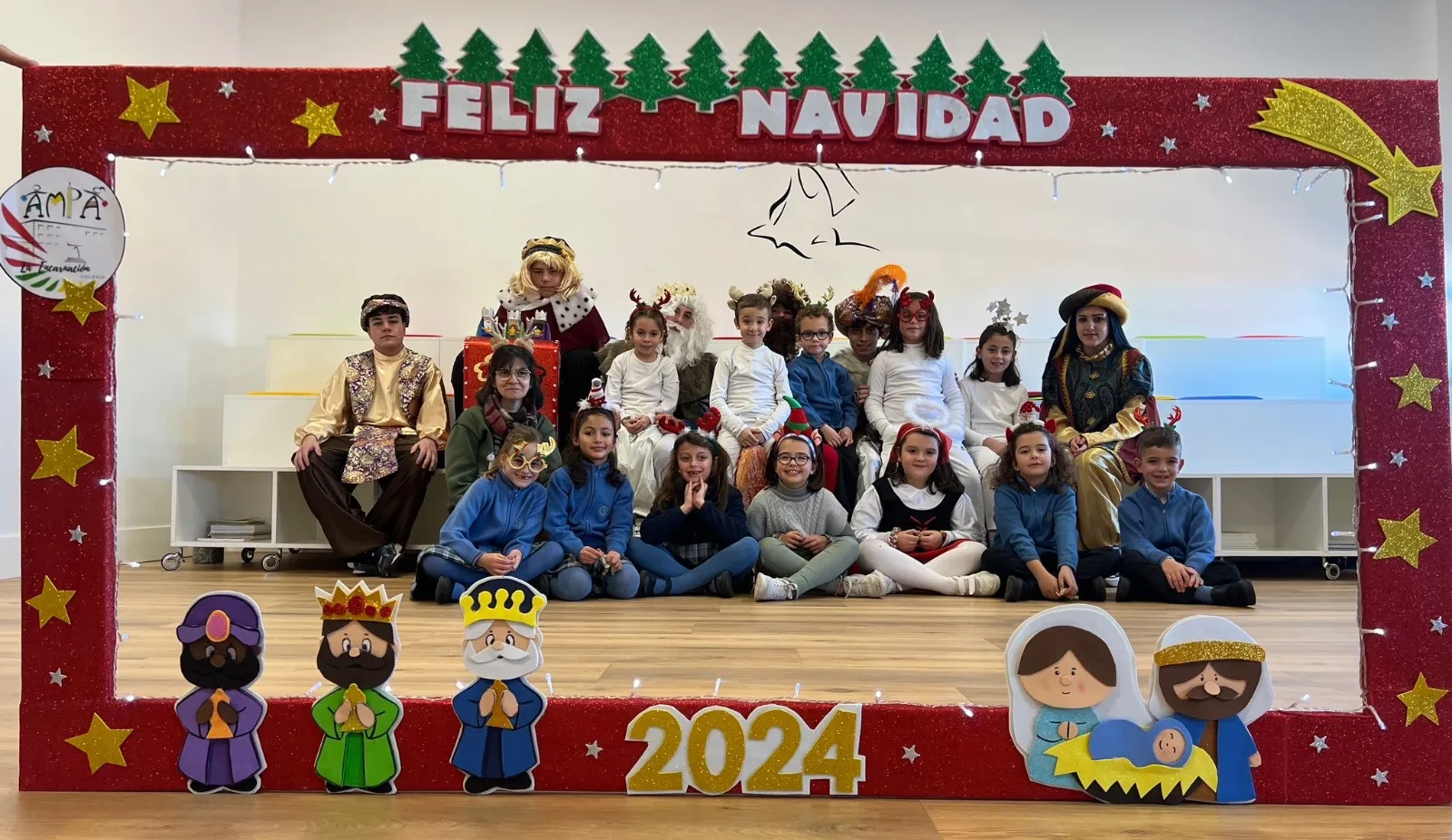 Foto 4 - Chocolatada y la sorprendente visita de los Reyes Magos dan la bienvenida a la Navidad en el Colegio La Encarnaci&oacute;n