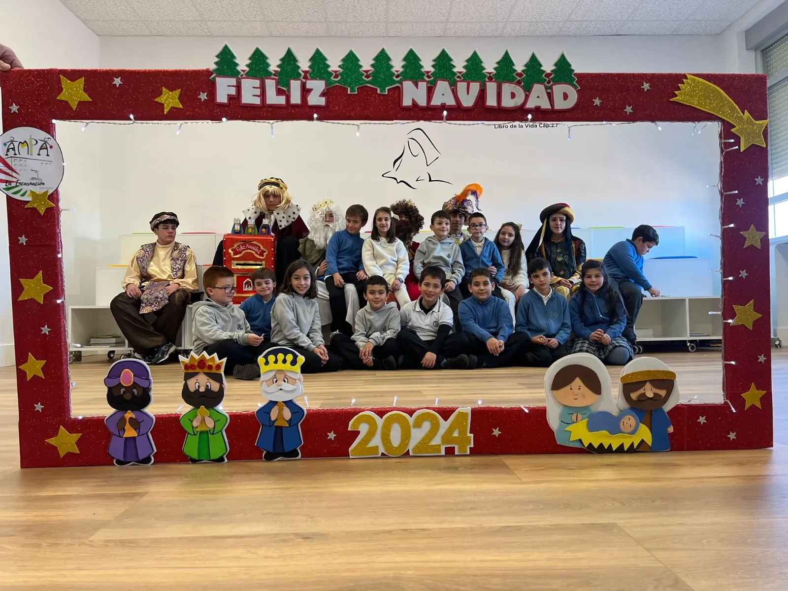 Foto 7 - Chocolatada y la sorprendente visita de los Reyes Magos dan la bienvenida a la Navidad en el Colegio La Encarnaci&oacute;n