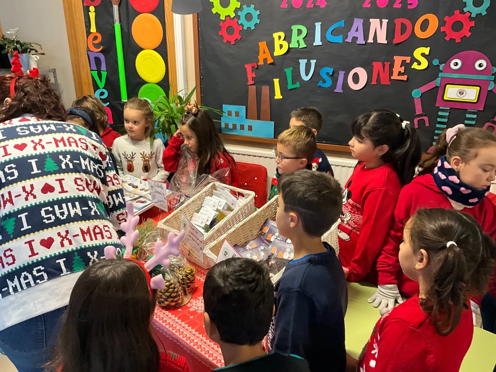 Foto 5 - El CEIP Severiano Montero se convierte en un gran mercado navide&ntilde;o y de trueque con productos sostenibles