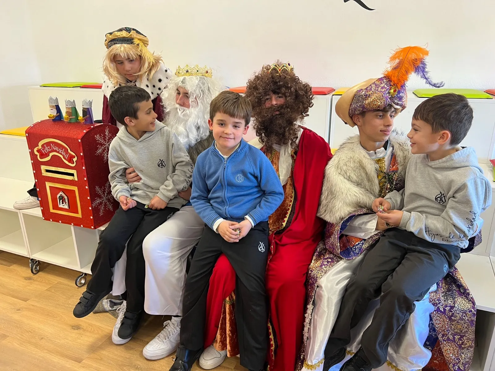 Foto 9 - Chocolatada y la sorprendente visita de los Reyes Magos dan la bienvenida a la Navidad en el Colegio La Encarnaci&oacute;n