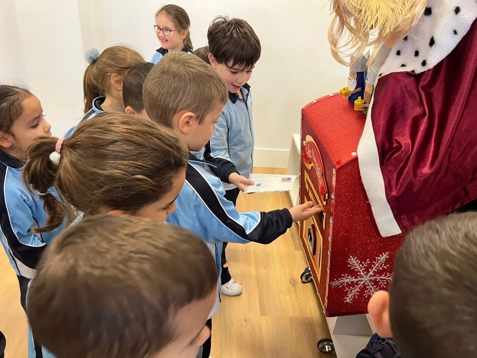 Foto 3 - Chocolatada y la sorprendente visita de los Reyes Magos dan la bienvenida a la Navidad en el Colegio La Encarnaci&oacute;n