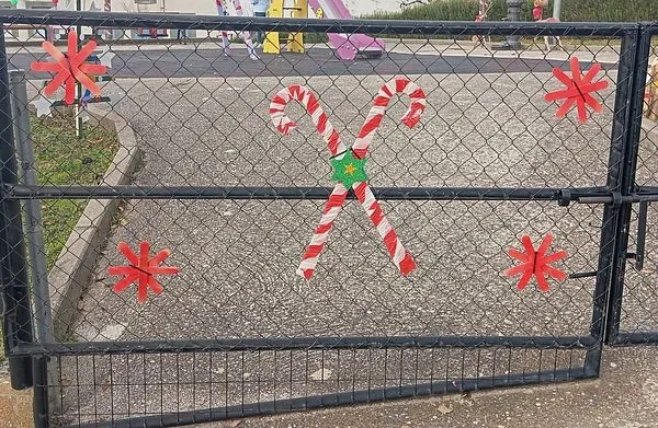 Decoración navideña fabricada por los vecinos de la Atalaya