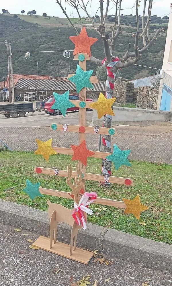 Decoración navideña fabricada por los vecinos de la Atalaya