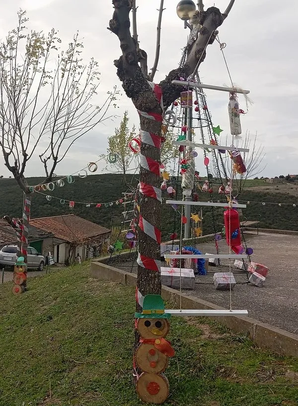 Decoración navideña fabricada por los vecinos de la Atalaya