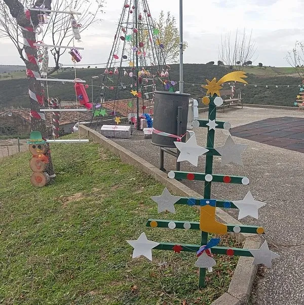 Decoración navideña fabricada por los vecinos de la Atalaya