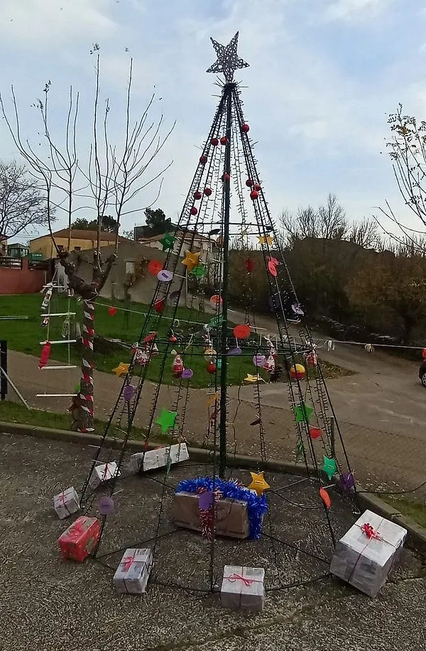 Decoración navideña fabricada por los vecinos de la Atalaya