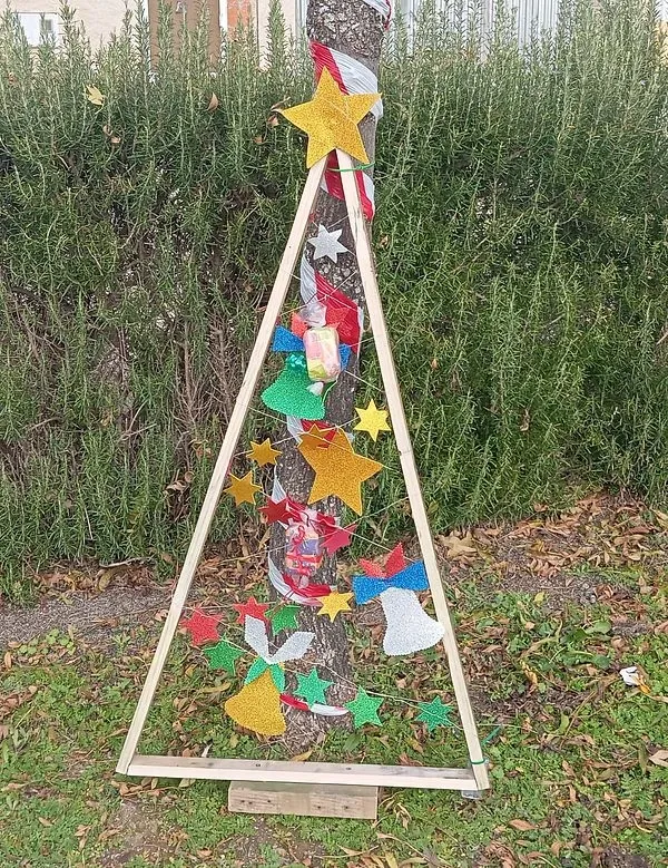 Decoración navideña fabricada por los vecinos de la Atalaya