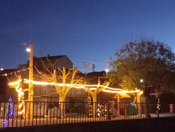 Decoración navideña fabricada por los vecinos de la Atalaya