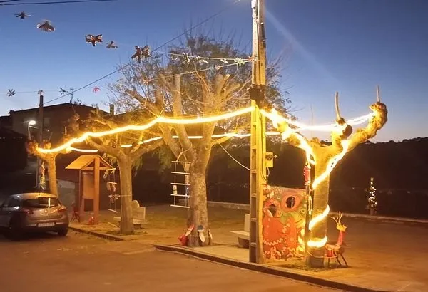 Decoración navideña fabricada por los vecinos de la Atalaya