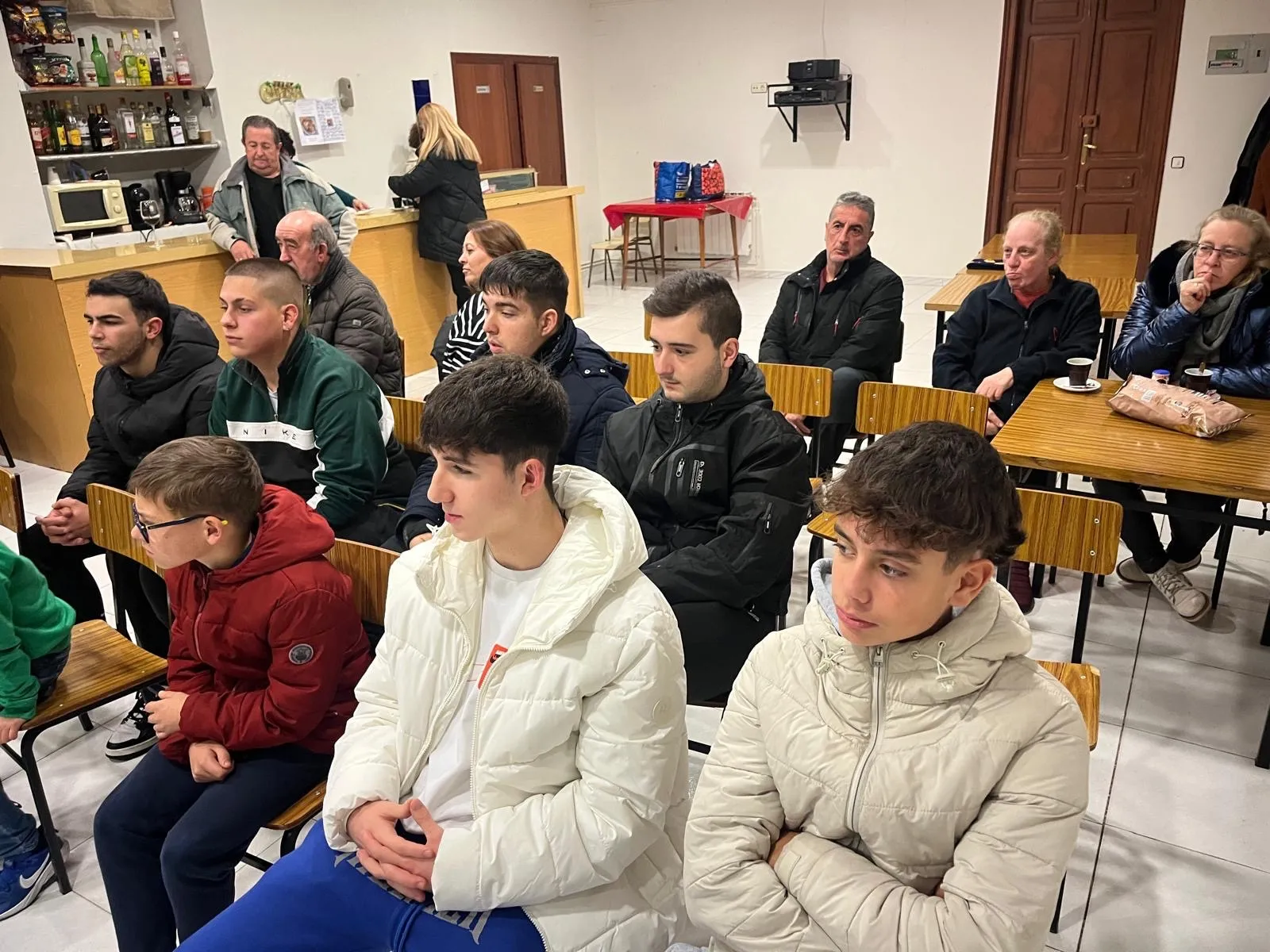 Foto 4 - Grandes y peque&ntilde;os disfrutan en Matilla de los Ca&ntilde;os con el Taller de c&oacute;cteles navide&ntilde;os de Teo Marcos