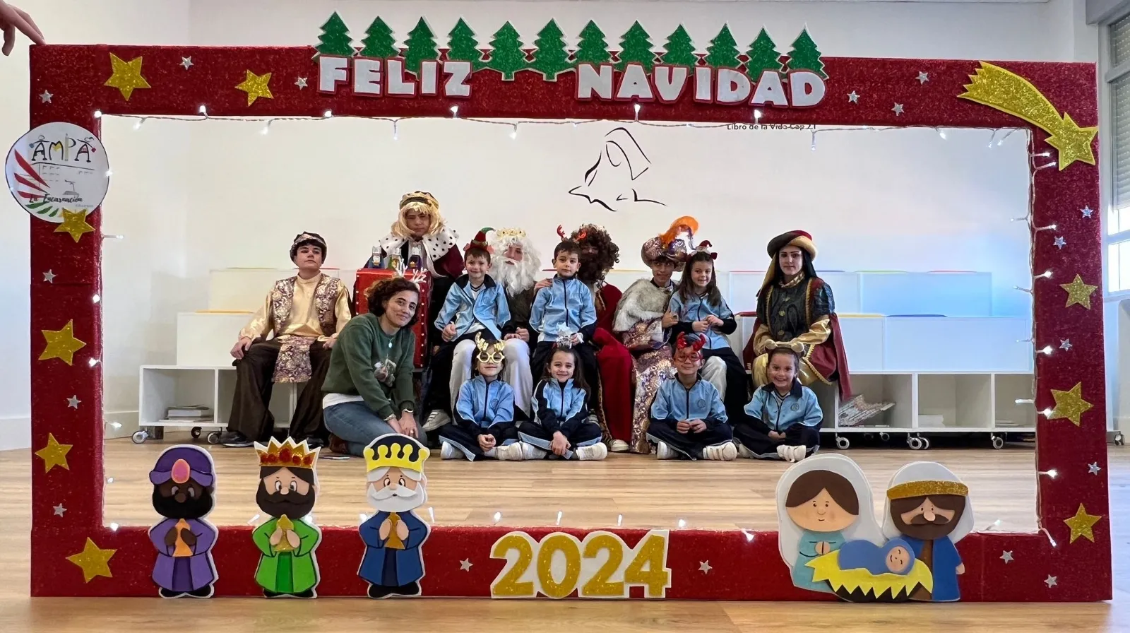 Foto 2 - Chocolatada y la sorprendente visita de los Reyes Magos dan la bienvenida a la Navidad en el Colegio La Encarnaci&oacute;n