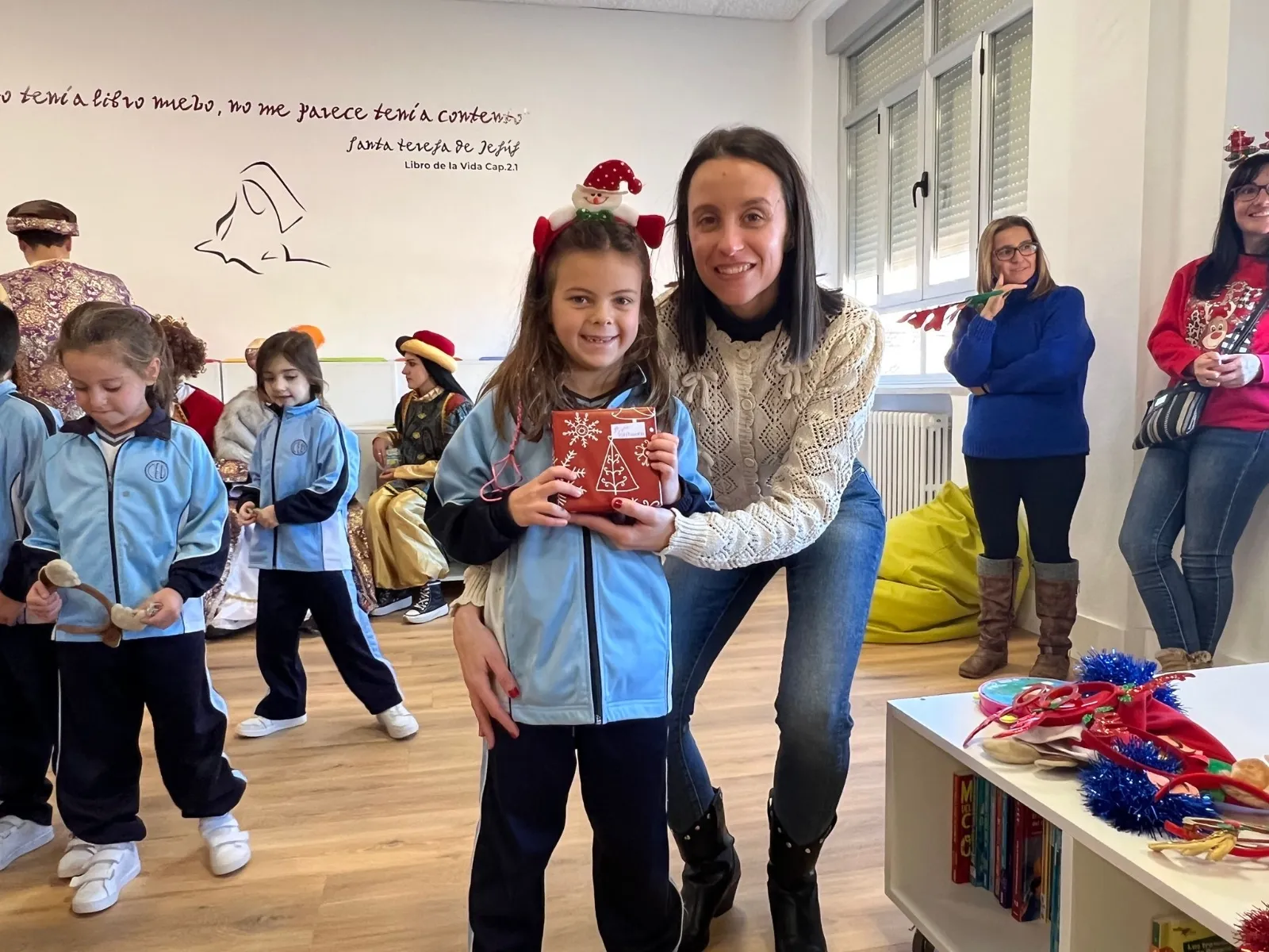 Foto 5 - Chocolatada y la sorprendente visita de los Reyes Magos dan la bienvenida a la Navidad en el Colegio La Encarnaci&oacute;n