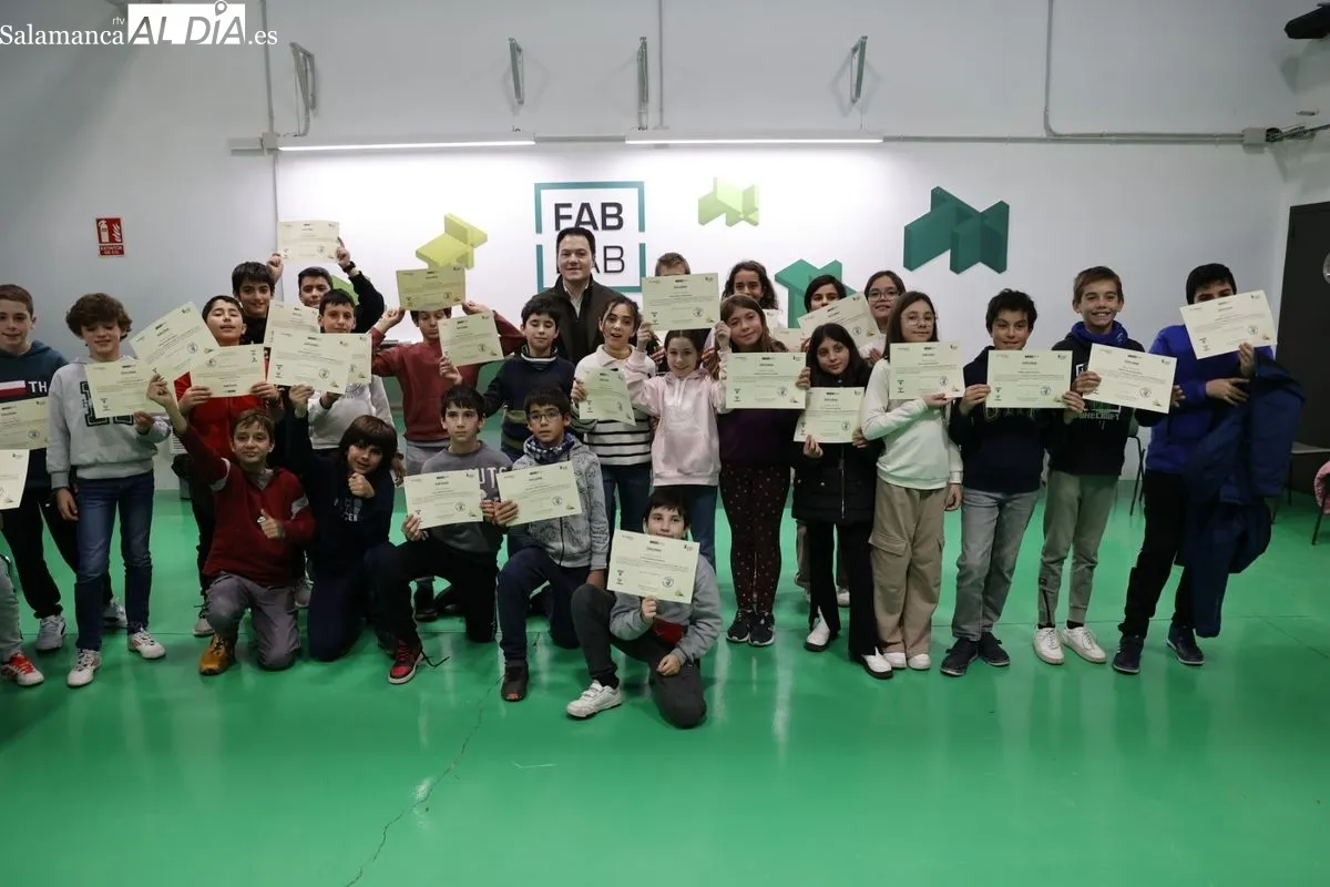 Los escolares reciben sus reconocimientos por participar en el campamento tecnológico del Centro TORMES  | FOTOS: David Sañudo 