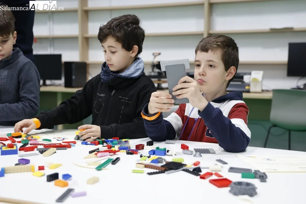 Los escolares reciben sus reconocimientos por participar en el campamento tecnológico del Centro TORMES  | FOTOS: David Sañudo 