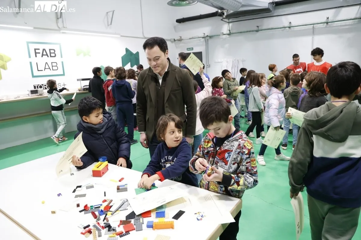 Los escolares reciben sus reconocimientos por participar en el campamento tecnológico del Centro TORMES  | FOTOS: David Sañudo 