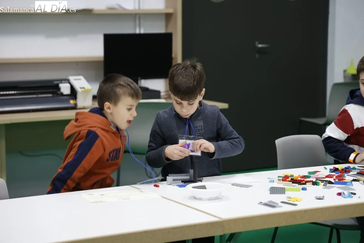 Los escolares reciben sus reconocimientos por participar en el campamento tecnológico del Centro TORMES  | FOTOS: David Sañudo 
