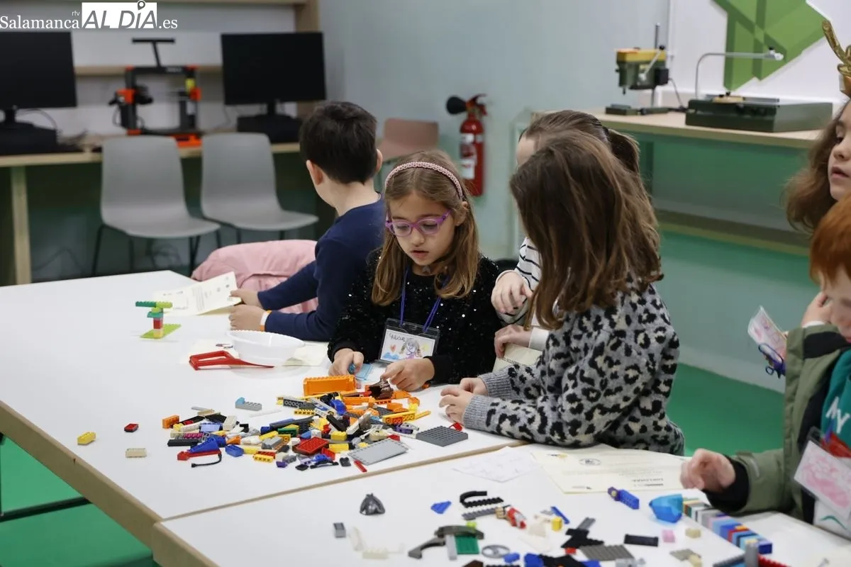 Los escolares reciben sus reconocimientos por participar en el campamento tecnológico del Centro TORMES  | FOTOS: David Sañudo 