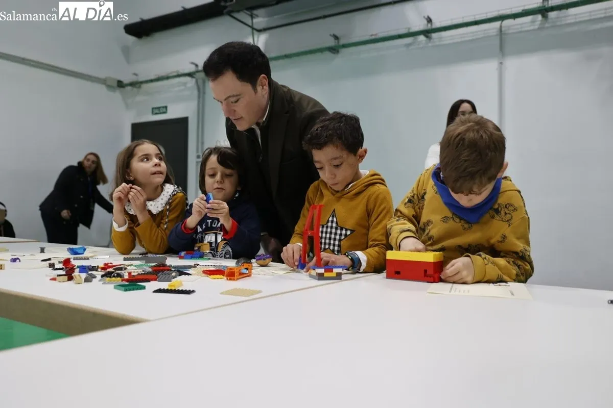 Los escolares reciben sus reconocimientos por participar en el campamento tecnológico del Centro TORMES  | FOTOS: David Sañudo 