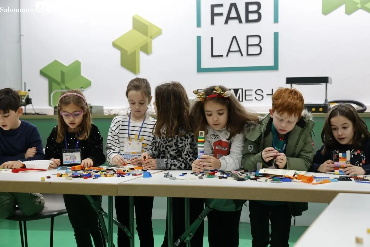 Los escolares reciben sus reconocimientos por participar en el campamento tecnológico del Centro TORMES  | FOTOS: David Sañudo 