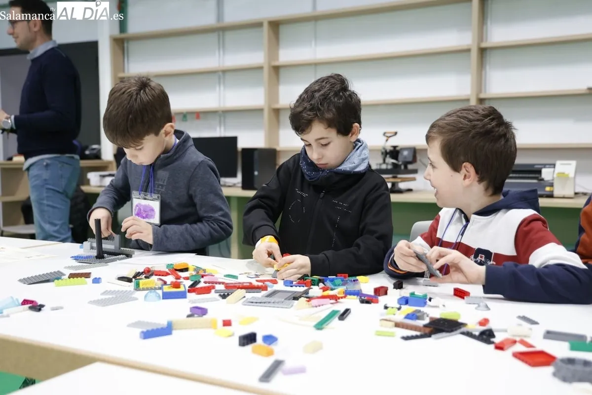 Los escolares reciben sus reconocimientos por participar en el campamento tecnológico del Centro TORMES  | FOTOS: David Sañudo 