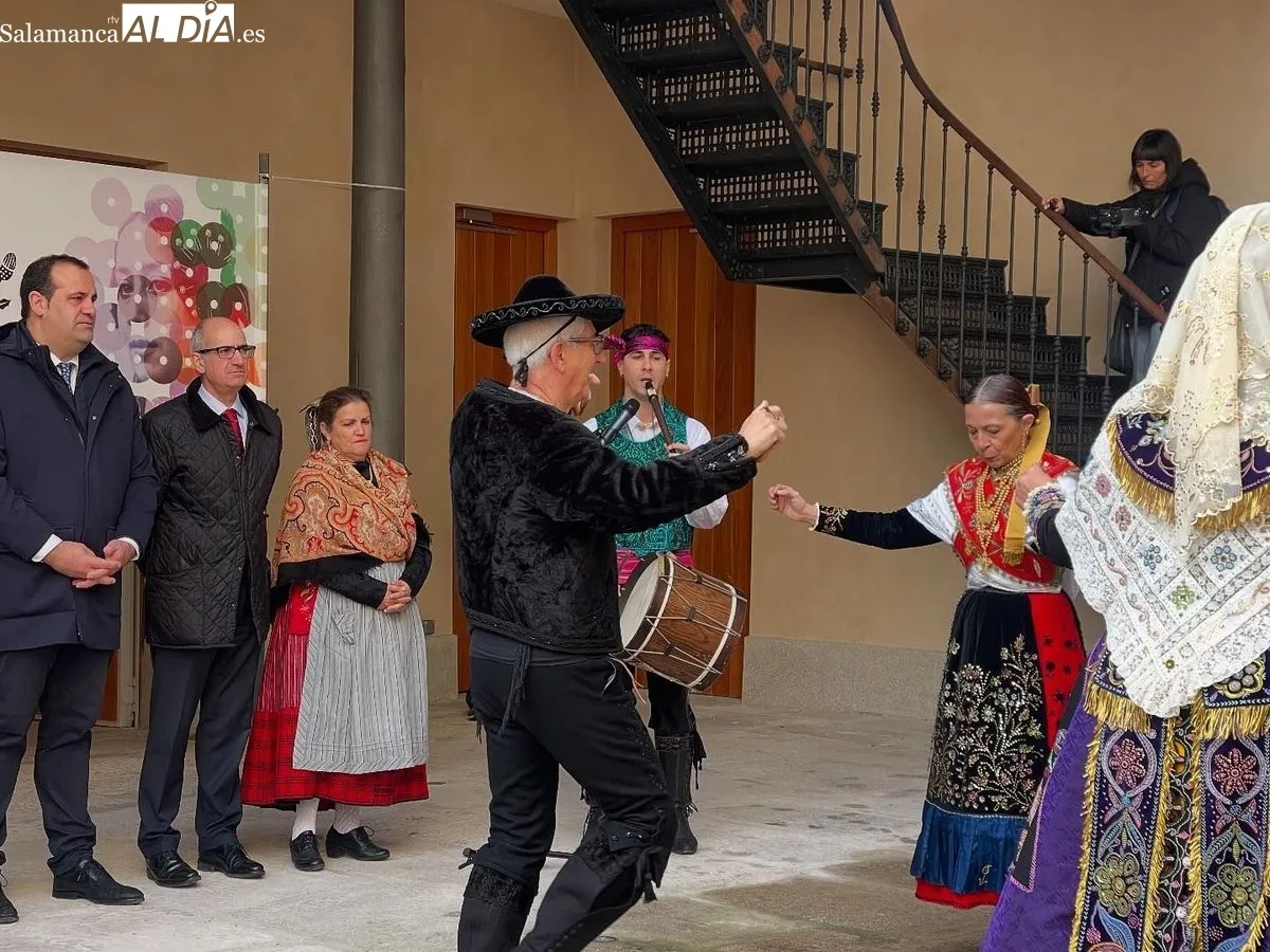 Nueva exposición en el centro de la ciudad con los trajes tradicionales de Salamanca. Foto Diputación Salamanca