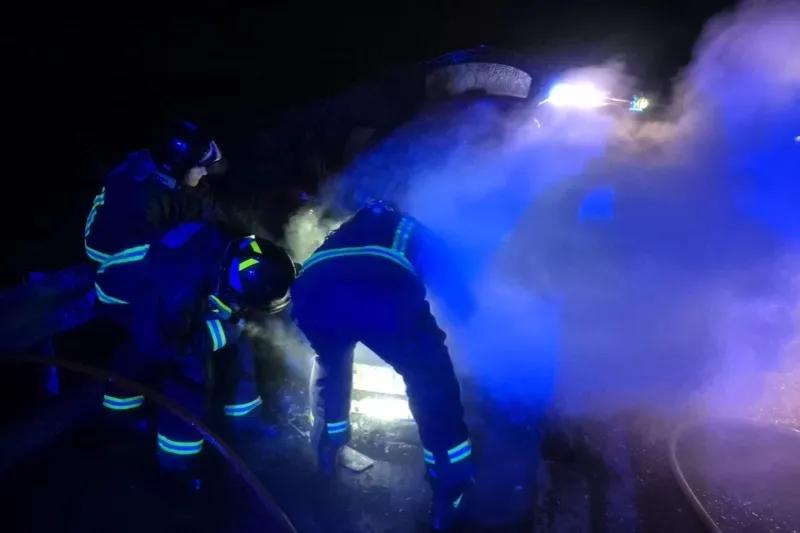 Foto 2 - Los Bomberos de Pe&ntilde;aranda sofocan el potente incendio de un veh&iacute;culo en la autov&iacute;a A-50