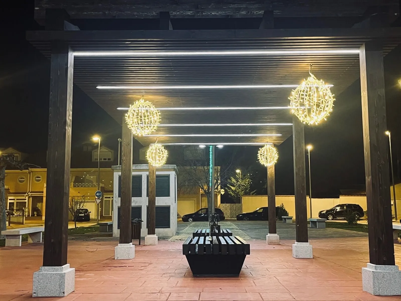 Foto 3 - Los vecinos de la Urbanizaci&oacute;n Valparaiso se unen para iluminar la Navidad en la Plaza de las Culturas