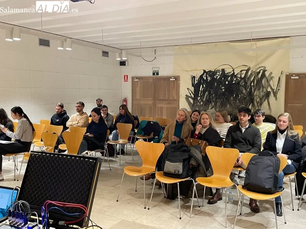 Foto 11 - Alumnos de Periodismo de la UPSA llevan la radio fuera de las aulas