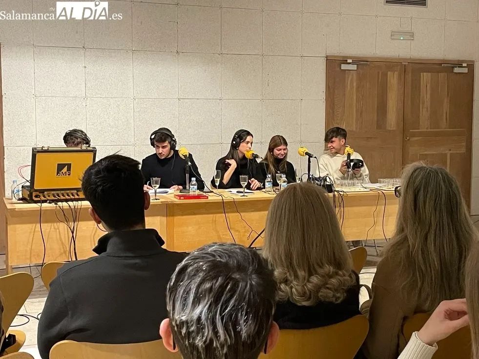 Foto 10 - Alumnos de Periodismo de la UPSA llevan la radio fuera de las aulas
