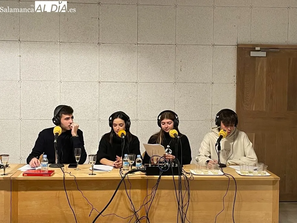 Foto 9 - Alumnos de Periodismo de la UPSA llevan la radio fuera de las aulas