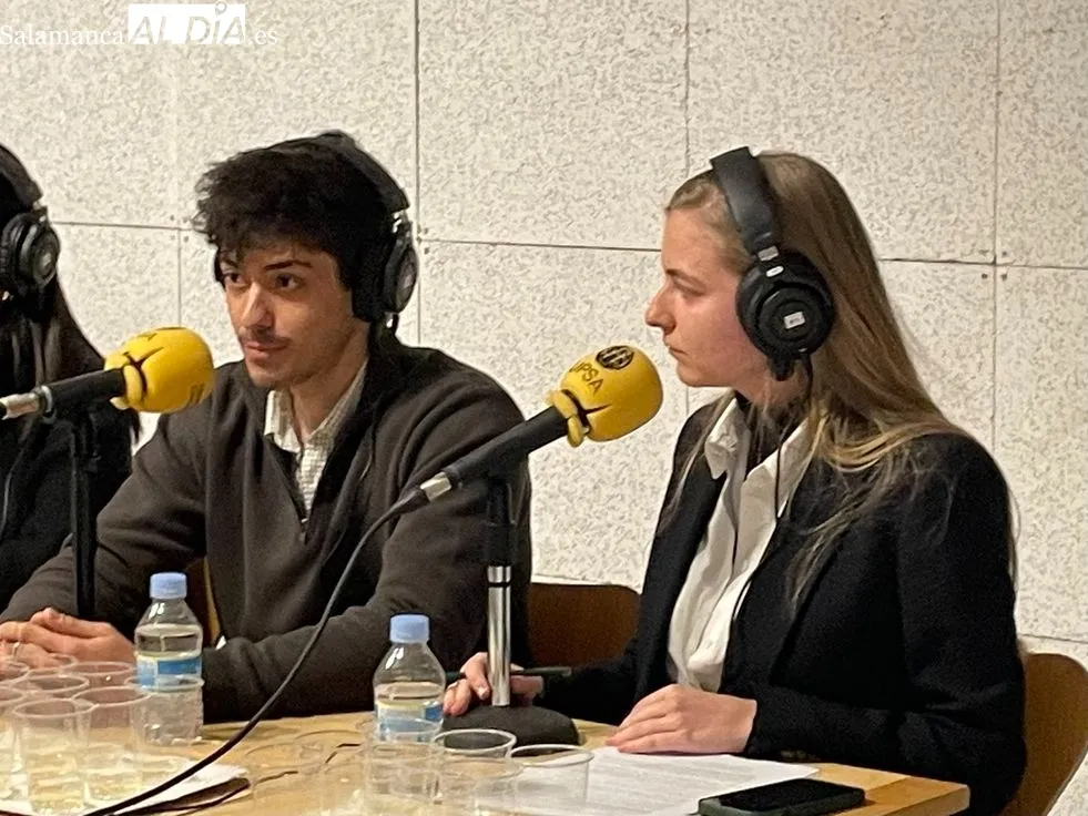 Foto 8 - Alumnos de Periodismo de la UPSA llevan la radio fuera de las aulas
