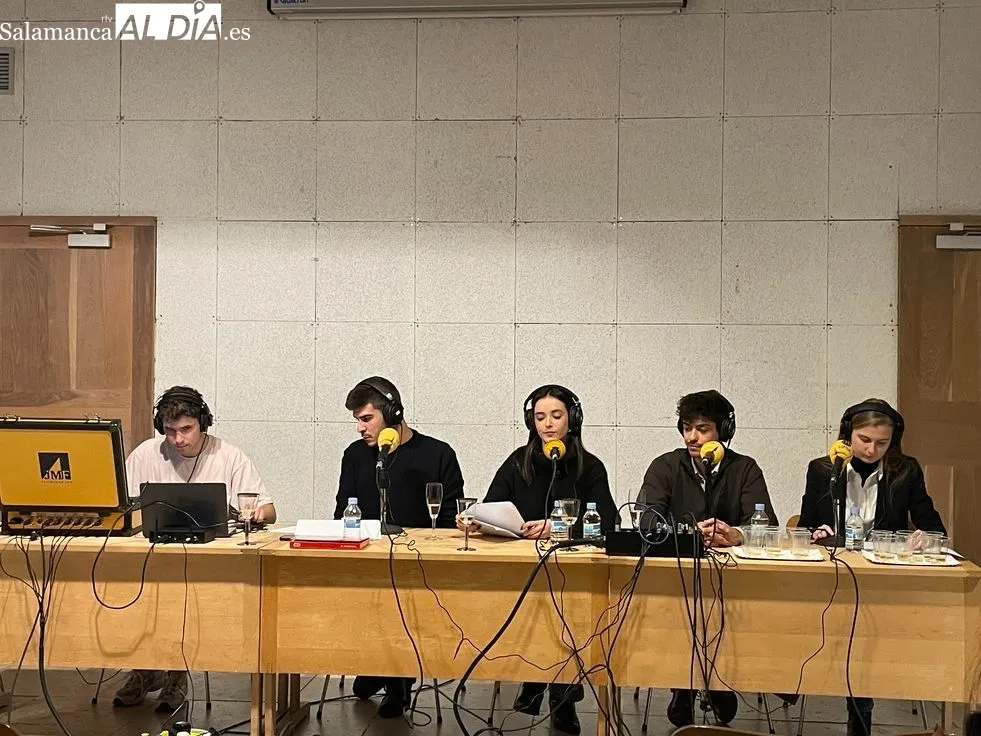 Foto 7 - Alumnos de Periodismo de la UPSA llevan la radio fuera de las aulas