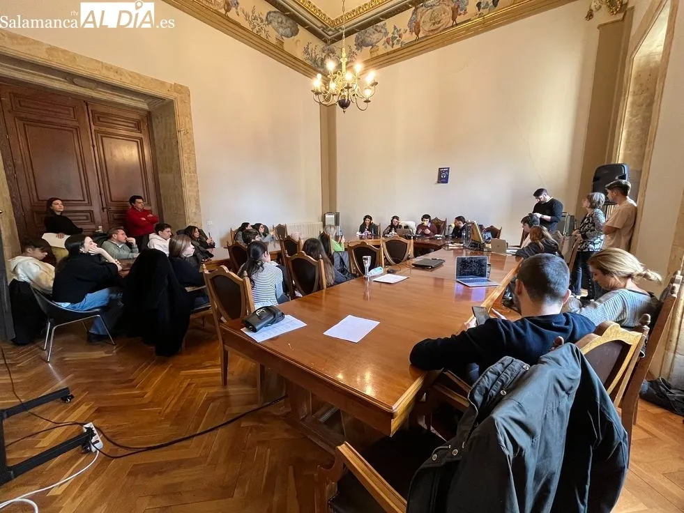 Foto 6 - Alumnos de Periodismo de la UPSA llevan la radio fuera de las aulas