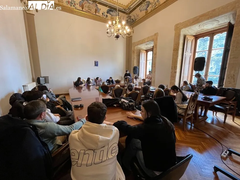 Foto 5 - Alumnos de Periodismo de la UPSA llevan la radio fuera de las aulas